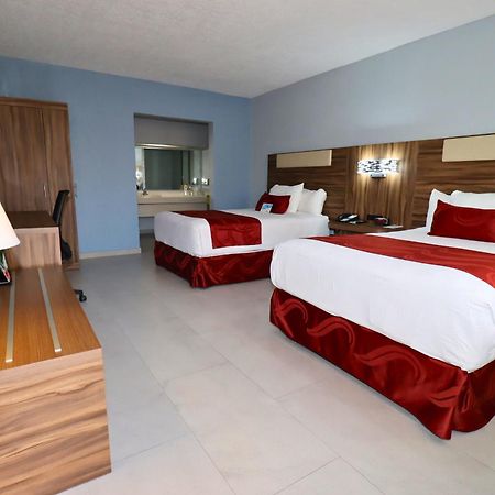Quality Inn Пиедрас Неграс Екстериор снимка
