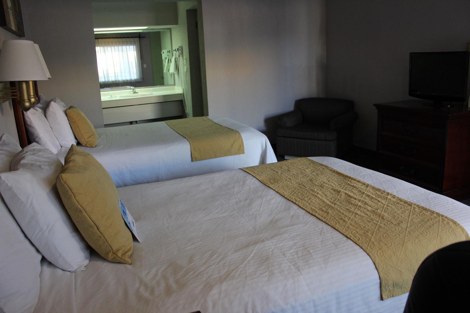 Quality Inn Пиедрас Неграс Екстериор снимка