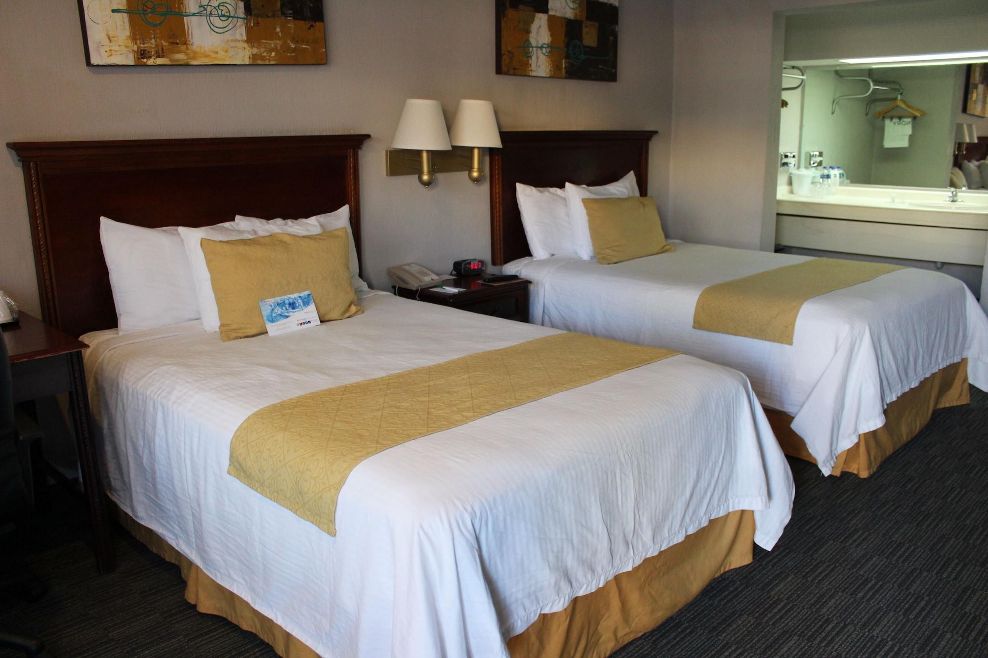 Quality Inn Пиедрас Неграс Екстериор снимка