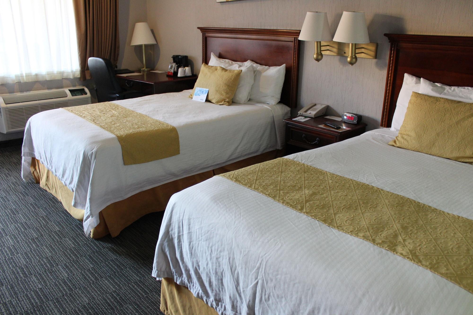 Quality Inn Пиедрас Неграс Екстериор снимка