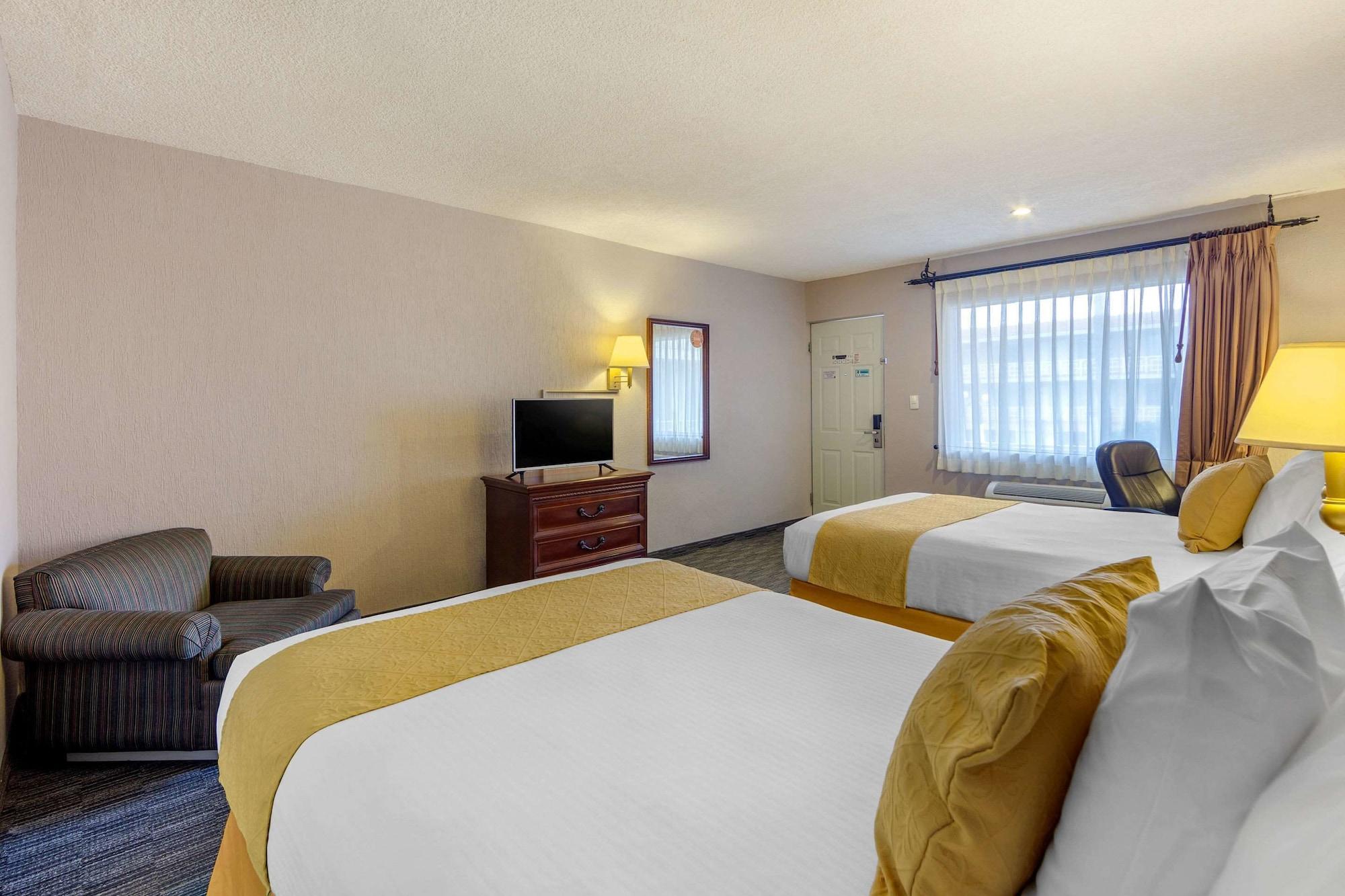Quality Inn Пиедрас Неграс Екстериор снимка