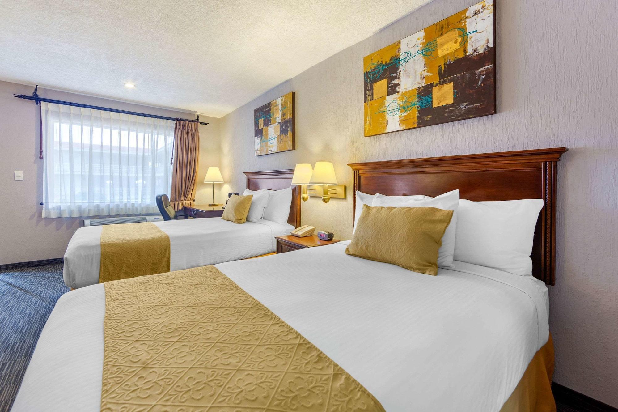 Quality Inn Пиедрас Неграс Екстериор снимка