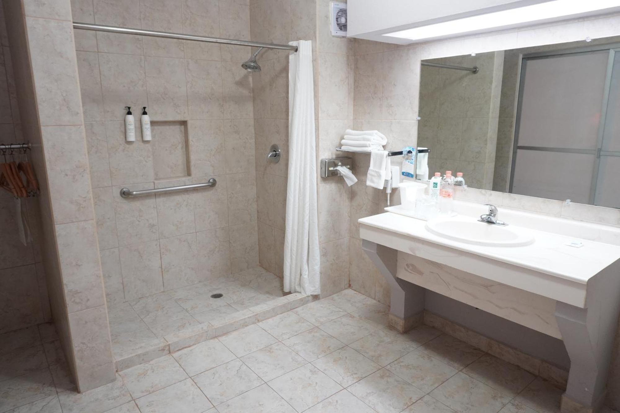 Quality Inn Пиедрас Неграс Екстериор снимка