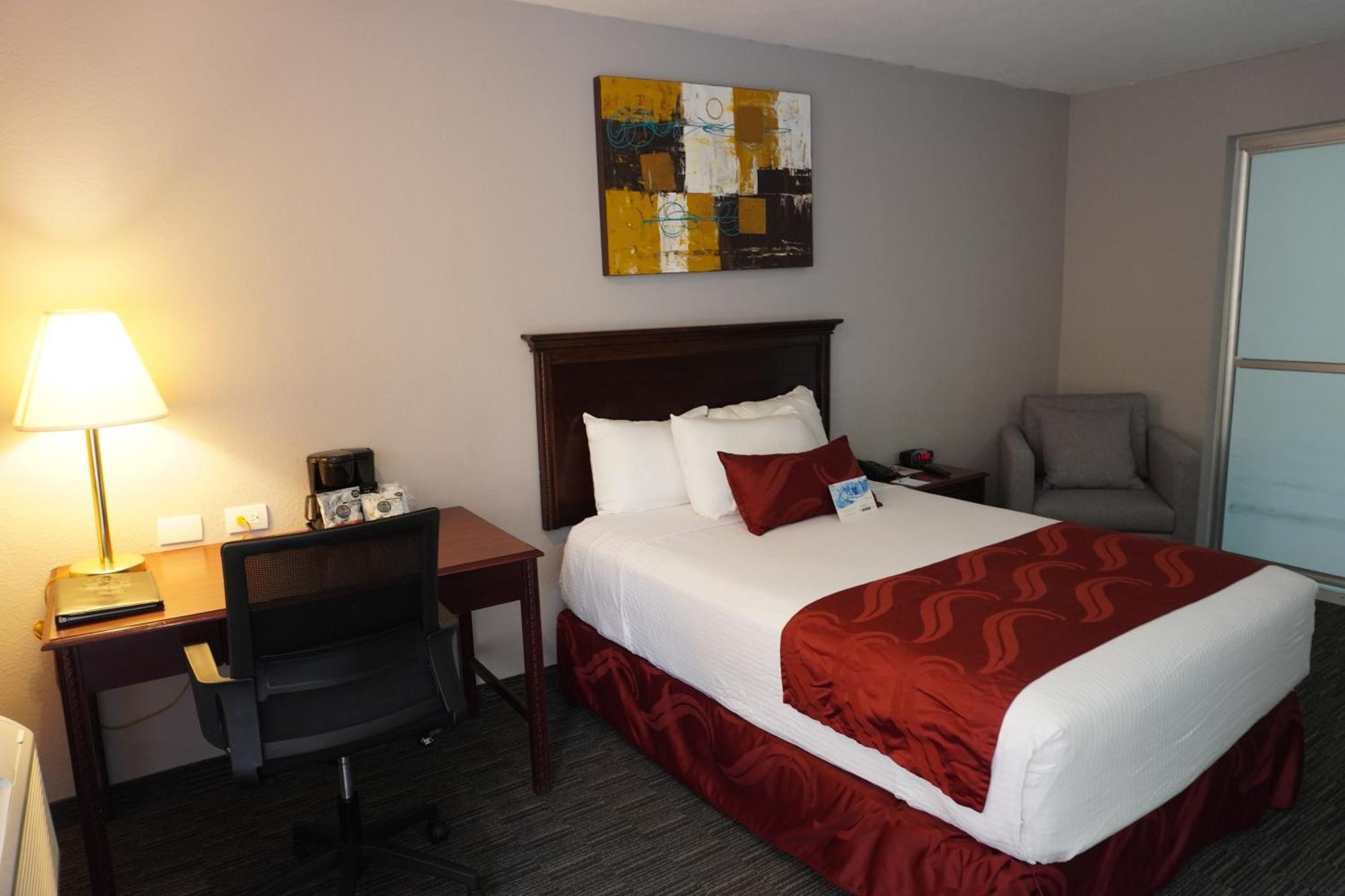 Quality Inn Пиедрас Неграс Екстериор снимка