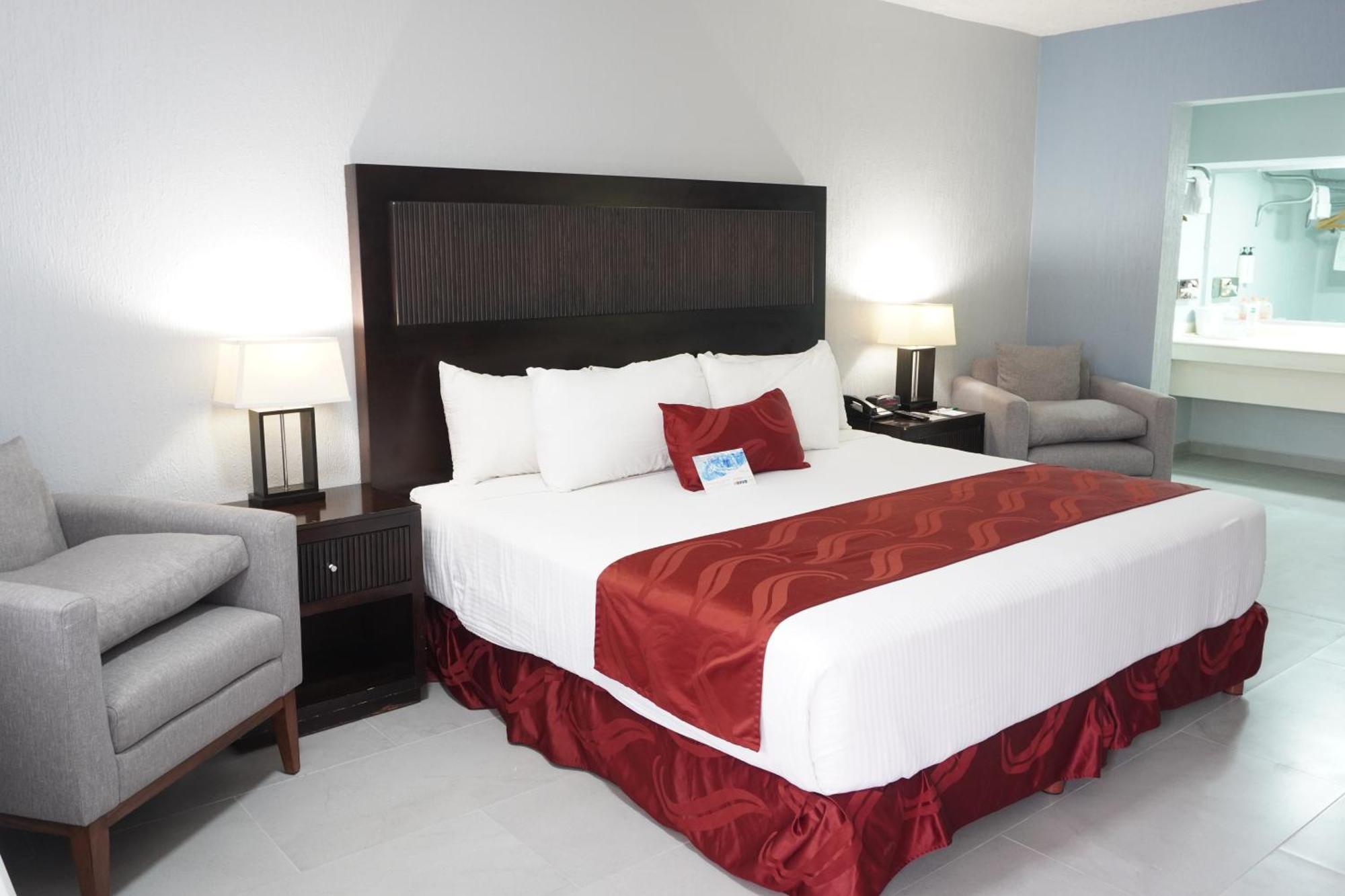 Quality Inn Пиедрас Неграс Екстериор снимка