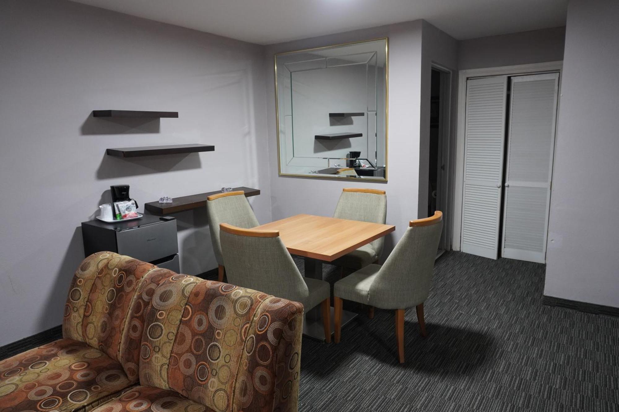 Quality Inn Пиедрас Неграс Екстериор снимка