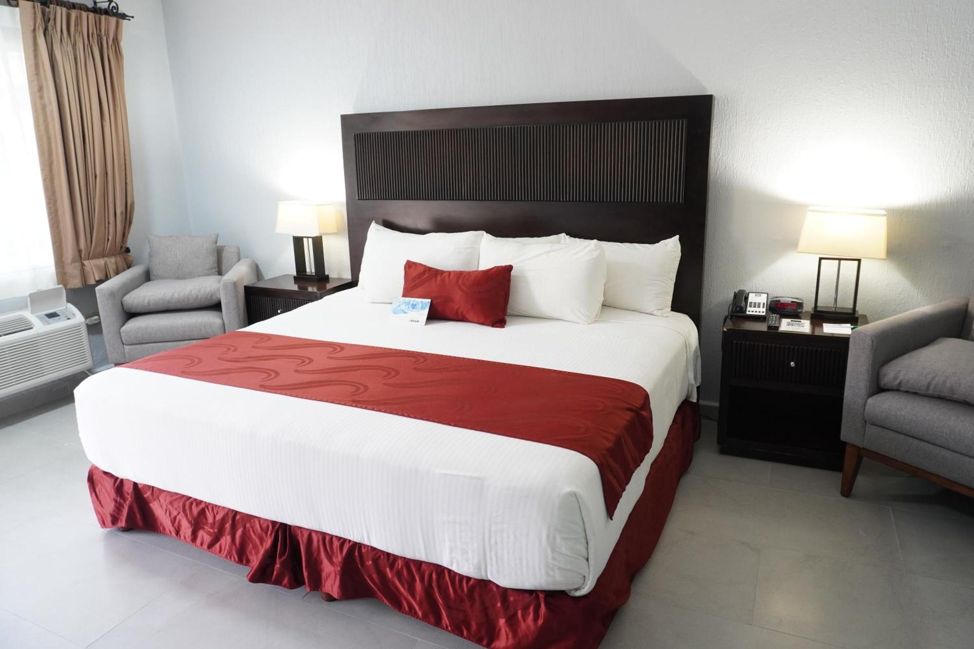 Quality Inn Пиедрас Неграс Екстериор снимка
