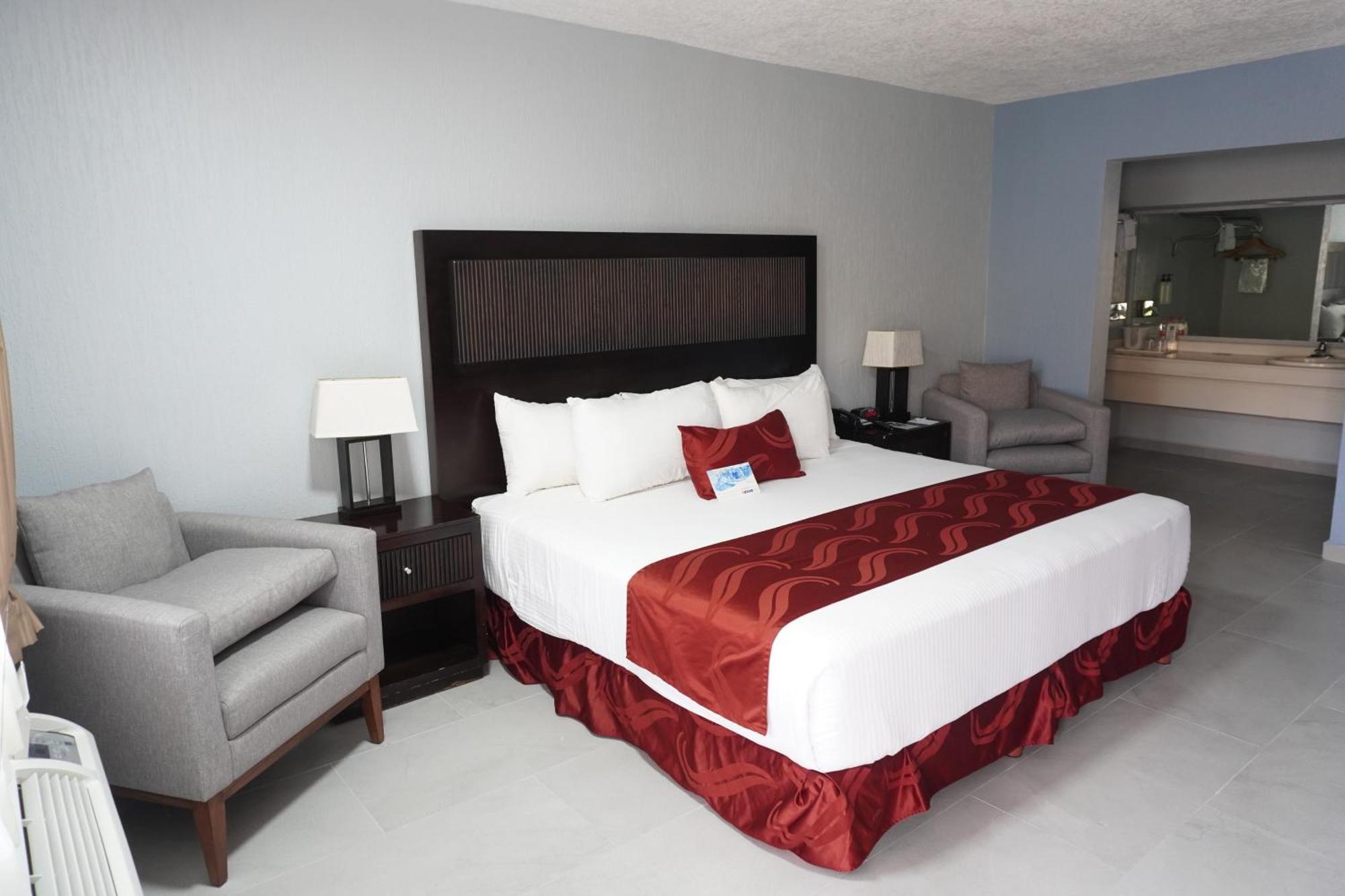 Quality Inn Пиедрас Неграс Екстериор снимка