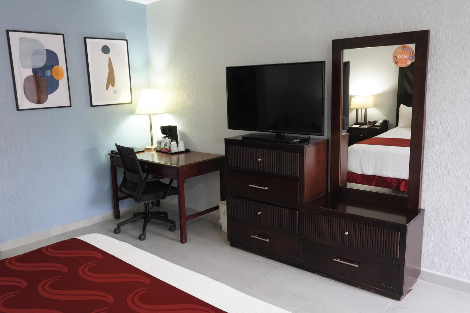 Quality Inn Пиедрас Неграс Екстериор снимка