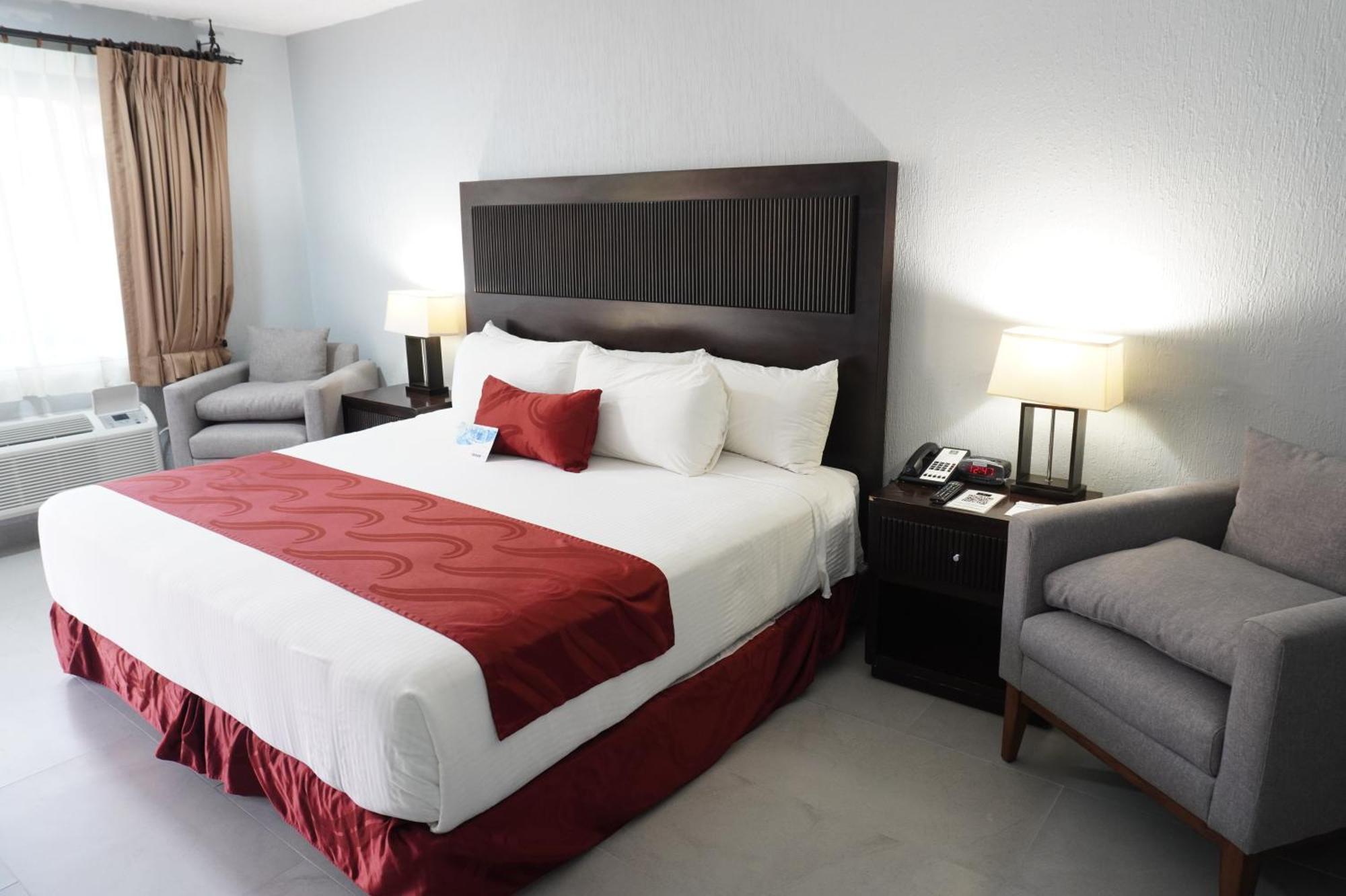 Quality Inn Пиедрас Неграс Екстериор снимка