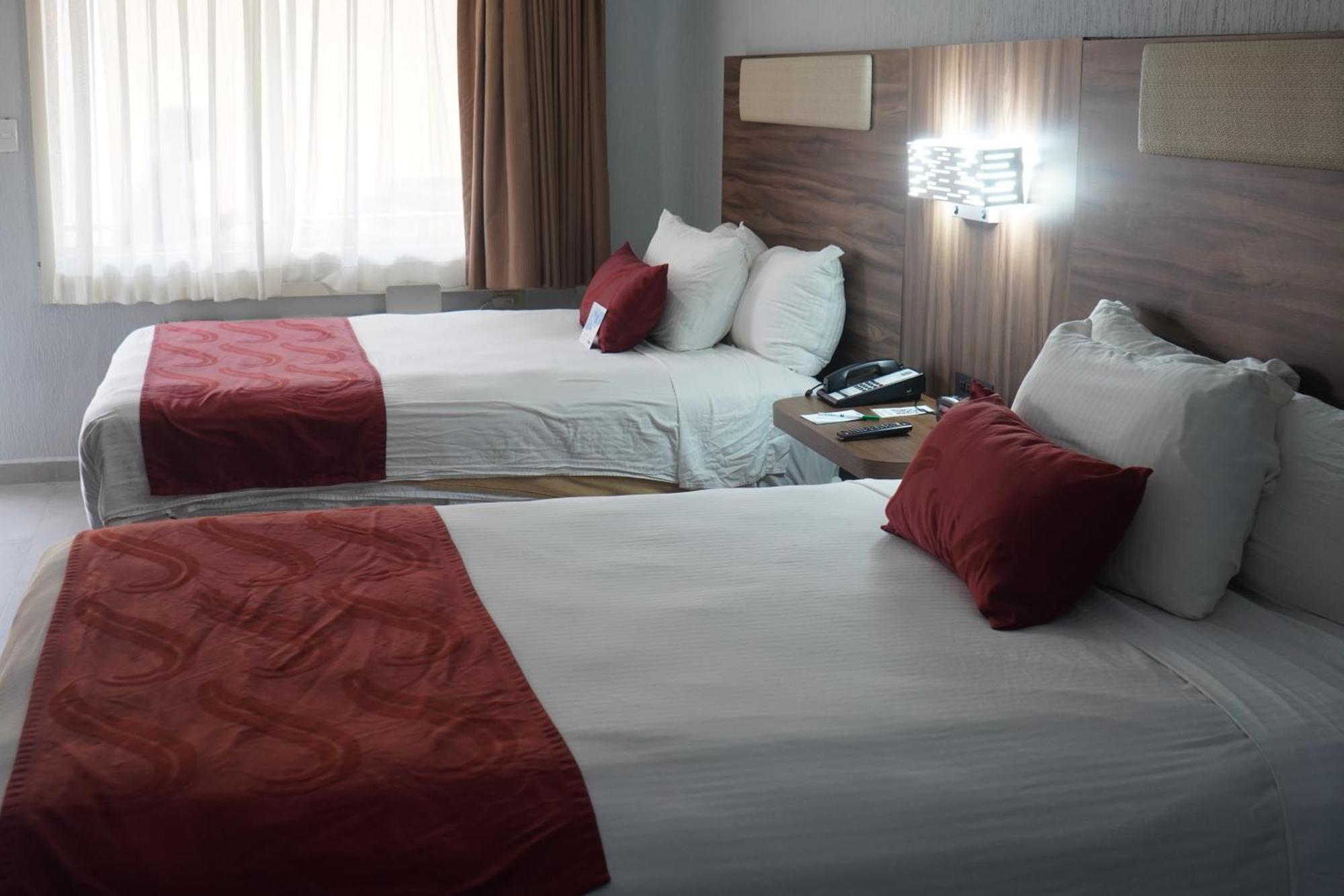 Quality Inn Пиедрас Неграс Екстериор снимка