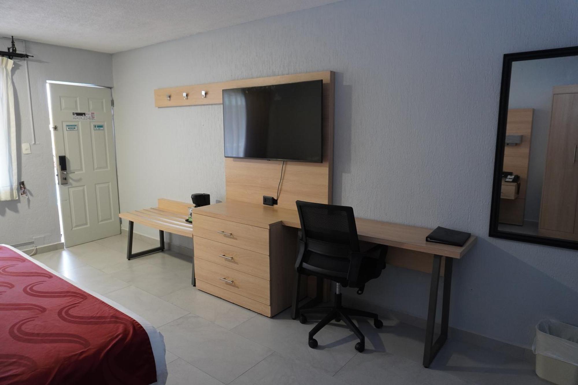 Quality Inn Пиедрас Неграс Екстериор снимка