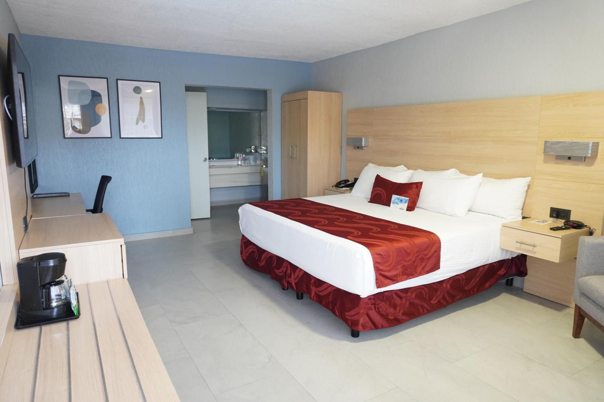 Quality Inn Пиедрас Неграс Екстериор снимка