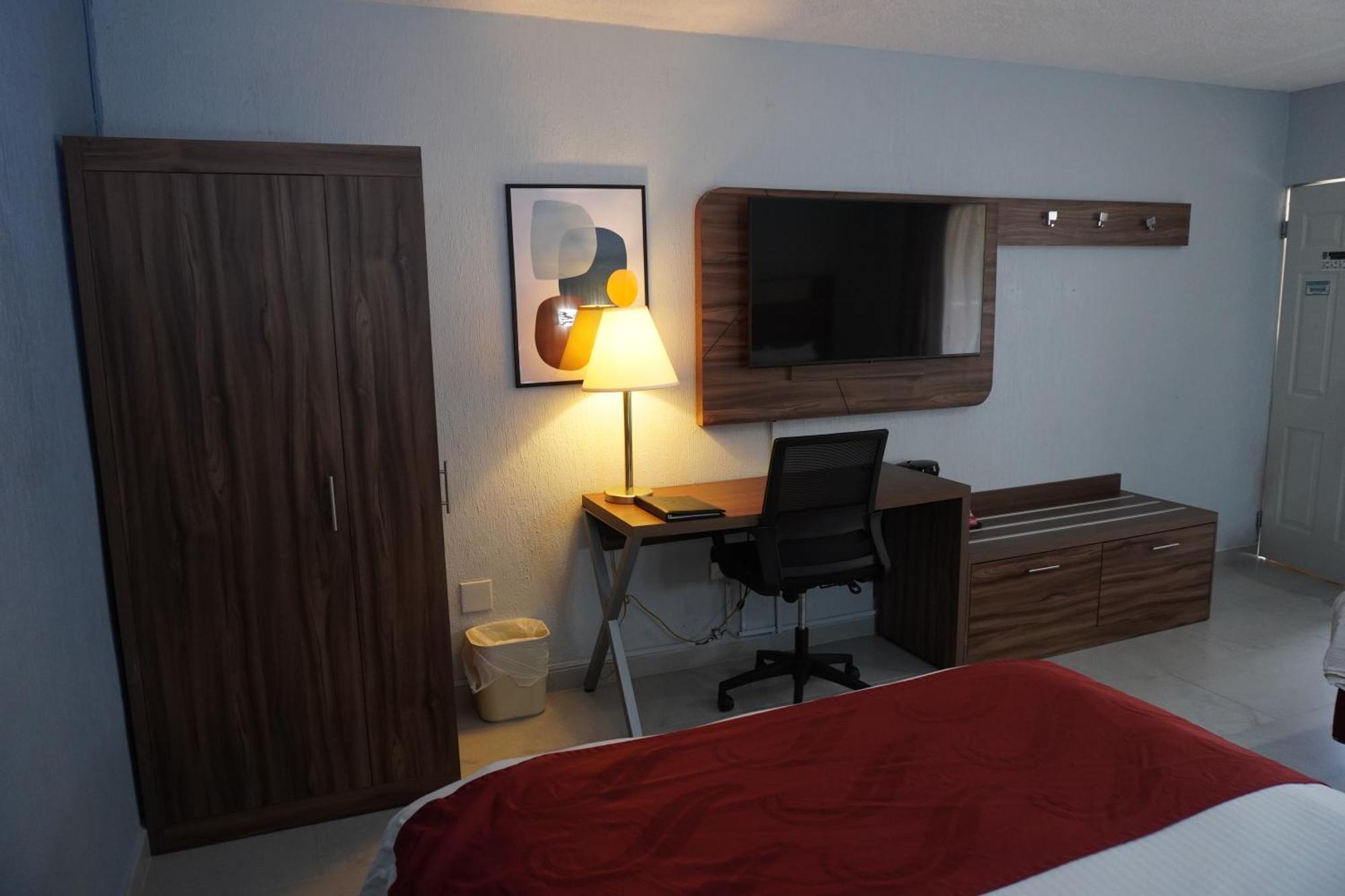Quality Inn Пиедрас Неграс Екстериор снимка