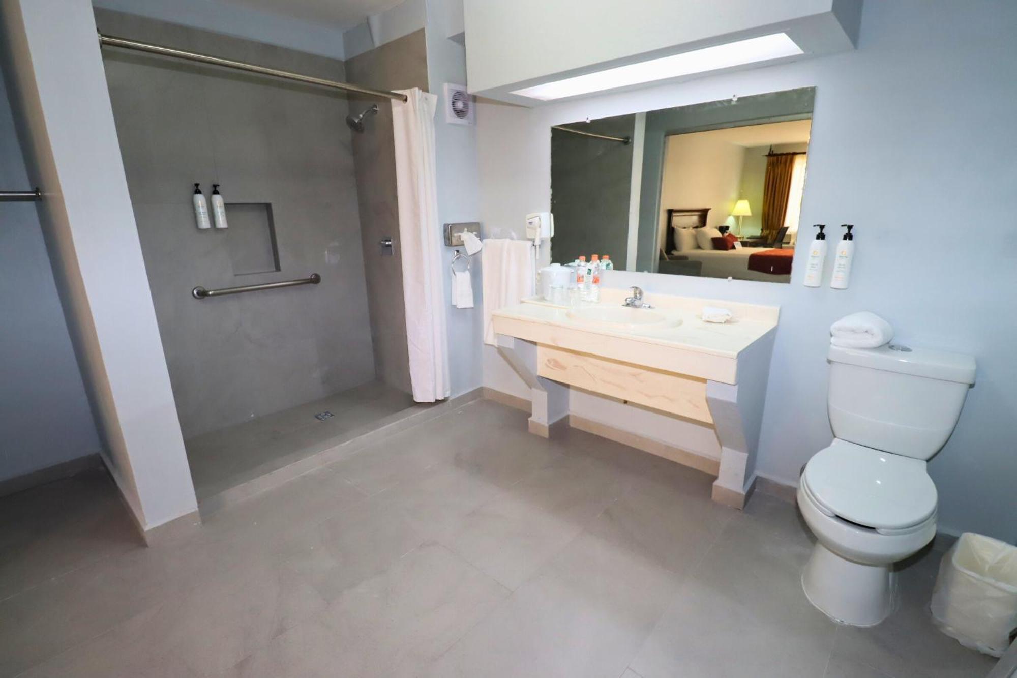 Quality Inn Пиедрас Неграс Екстериор снимка