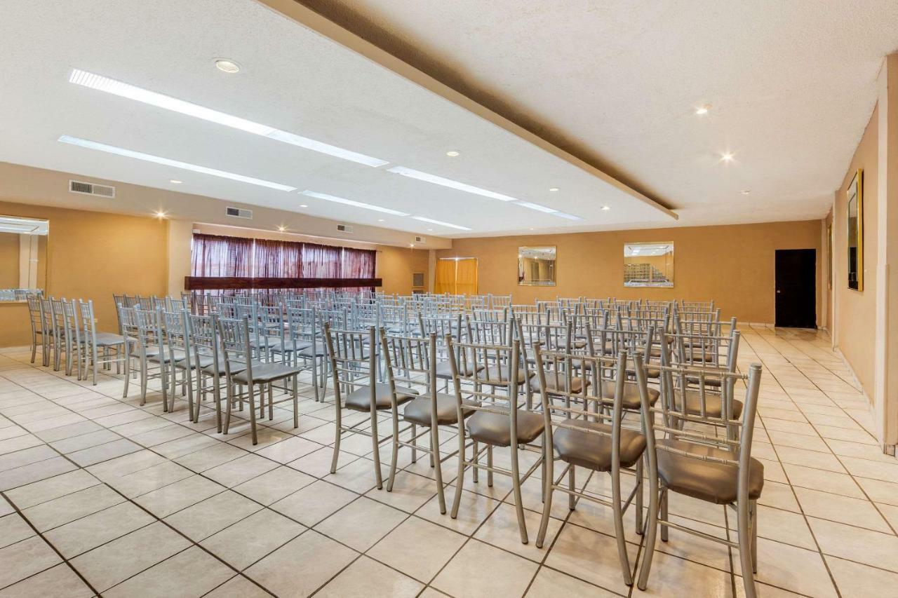 Quality Inn Пиедрас Неграс Екстериор снимка