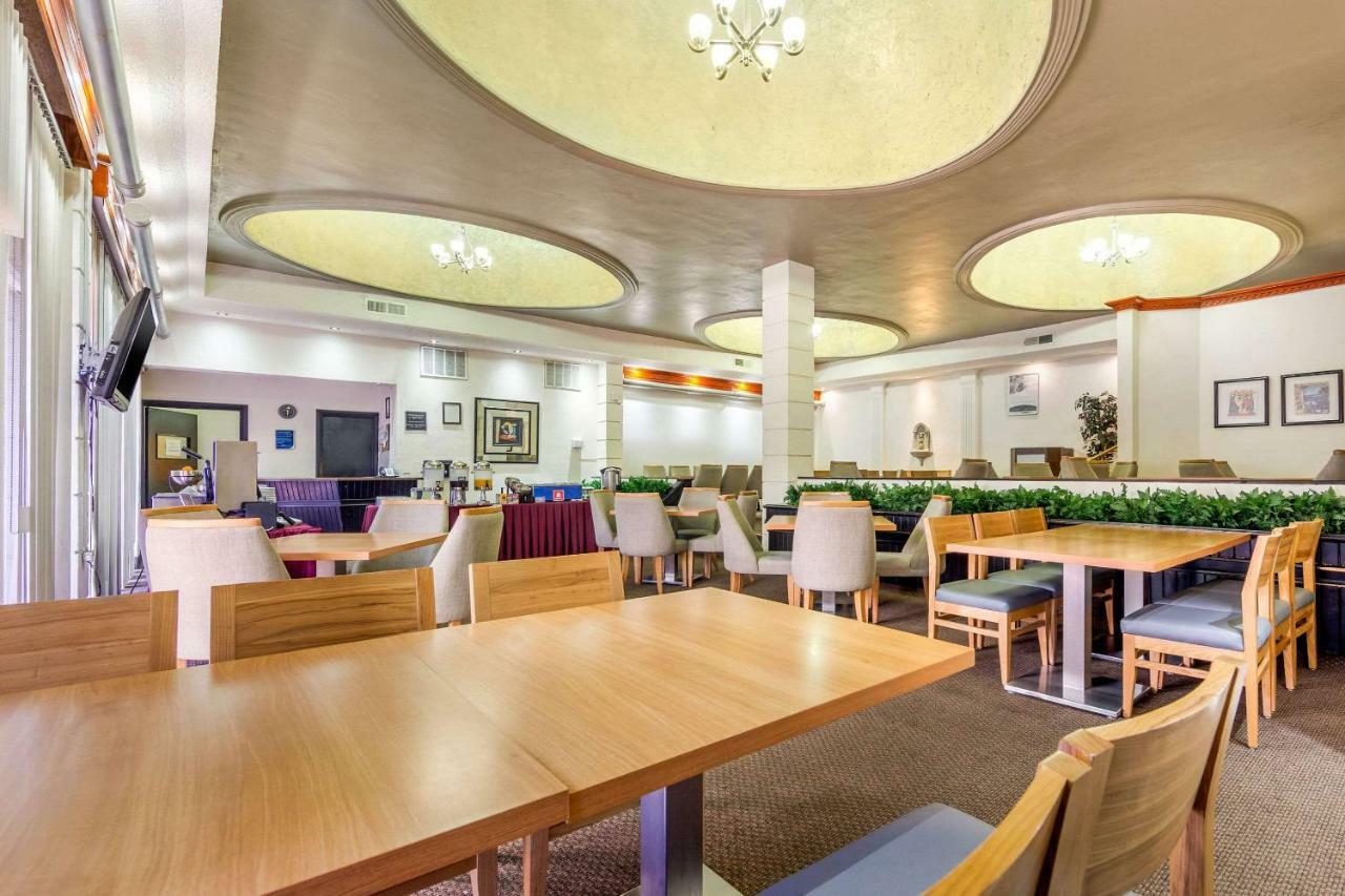 Quality Inn Пиедрас Неграс Екстериор снимка