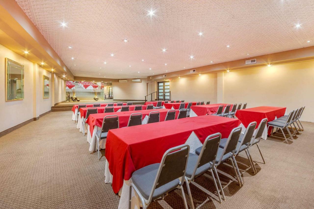 Quality Inn Пиедрас Неграс Екстериор снимка
