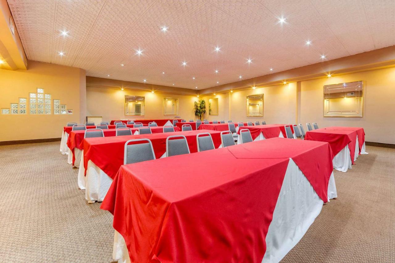 Quality Inn Пиедрас Неграс Екстериор снимка