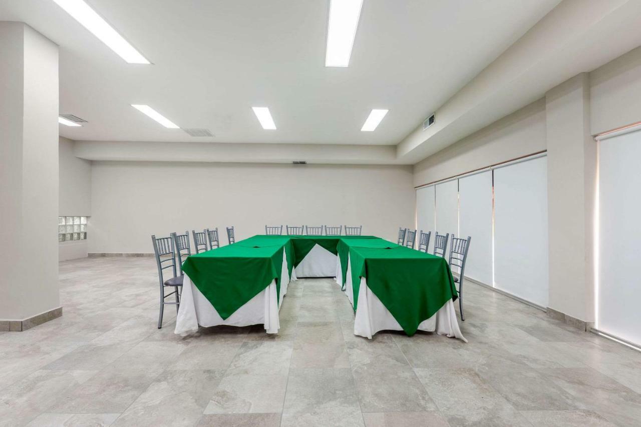 Quality Inn Пиедрас Неграс Екстериор снимка